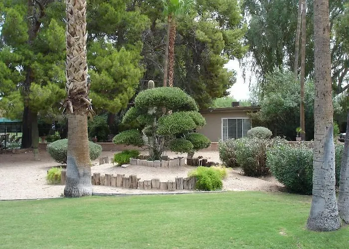 Smoketree And Bungalows Scottsdale